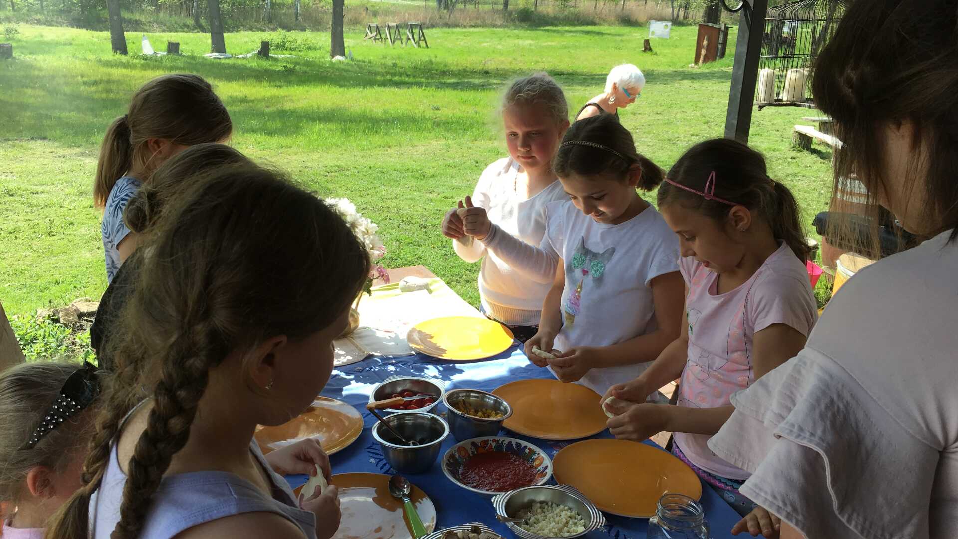 Dzieci przygotowujące pizze w Ferricudina